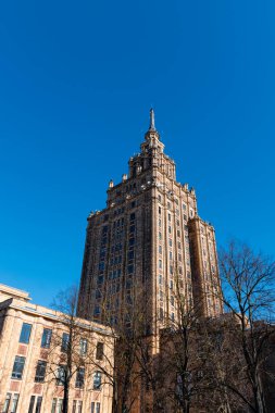 Riga, Letonya. 31 Mart 2022. Letonya Bilim Akademisi ilkbaharda mavi gökyüzüne karşı inşa ediliyor