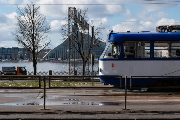 Riga Lotyšsko Března Tramvaj Modrými Bílými Barvami Před Řekou Daugavou — Stock fotografie