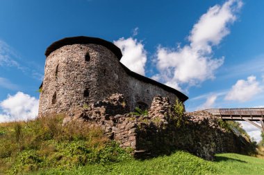 Raseborg kalesi, Finlandiya 'nın Raseborg şehrinde bir ortaçağ şatosu. Yazın mavi gökyüzü ve arka planda bulutlar..