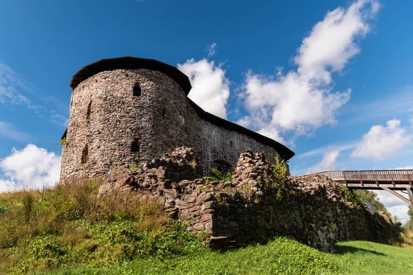 Raseborg kalesi, Finlandiya 'nın Raseborg şehrinde bir ortaçağ şatosu. Yazın mavi gökyüzü ve arka planda bulutlar..