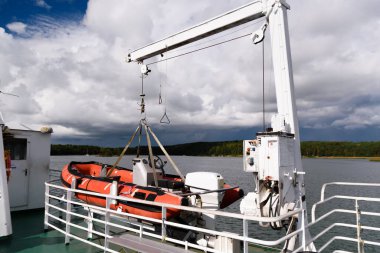 Finlandiya, Turku Takımadası 'nda feribotta motorlu kırmızı şişme bir cankurtaran botu.