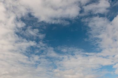 Yazın bulutlu mavi gökyüzü