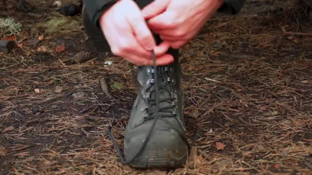 Närbild Händer Binda Skosnören Militärt Stylade Stridsstövlar Skogsbädd Täckt Med — Stockvideo