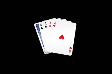 Dört as, dört çeşit poker eli ve bir ters çevrilmiş kart siyah arkaplanda izole edilmiş.