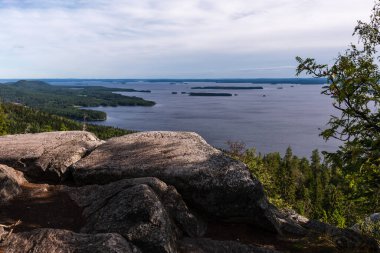 Finlandiya, Koli Ulusal Parkı 'ndaki Ukko-Koli' nin tepesinden yaz manzarası