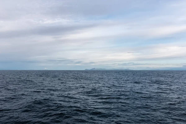 Морской Пейзаж Норвежского Моря Атлантическом Океане Далекими Горами Облачный День — стоковое фото