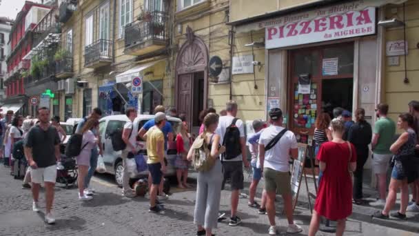 Neapol Włochy Maja 2022 Ludzie Czekają Przed Słynną Antica Pizzeria — Wideo stockowe
