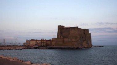 İtalya, Napoli 'deki Ovo Şatosu' nda bir yaz akşamı kalenin etrafında kuşlar dolaşırken.