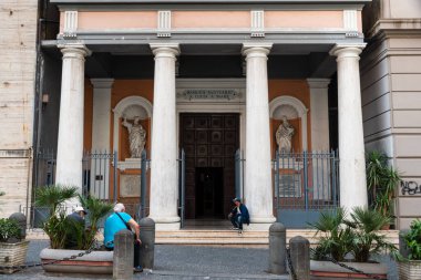 Napoli, İtalya. 27 Mayıs 2022. İtalya, Napoli 'deki Basilica di Santa Lucia a Mare' ye Giriş