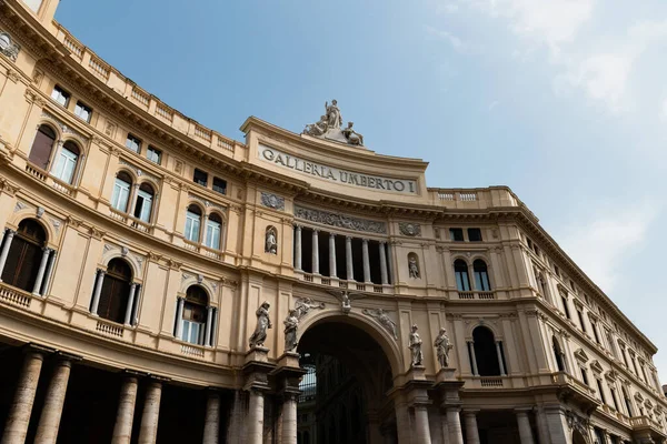 Napoli, İtalya. 27 Mayıs 2022. Galleria Umberto I, Napoli, İtalya 'daki ünlü halka açık alışveriş galerisinin ana girişi.