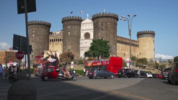 意大利那不勒斯 2022年5月28日 夏天的一天 新城堡的前面停着旅游大巴 街上的交通繁忙 — 图库视频影像