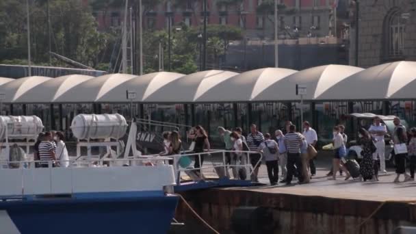 Neapel Italien Maj 2022 Passagerare Som Går Ombord Färja Neapels — Stockvideo