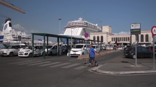 Neapol Włochy Maja 2022 Stacja Morska Białymi Taksówkami Przed Statków — Wideo stockowe