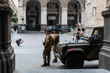 Napoli, İtalya. 27 Mayıs 2022. Napoli, Napoli 'deki Napoli Katedrali' nin önünde fotoğraf çeken iki asker, bir askeri araç ve bir çocuk.