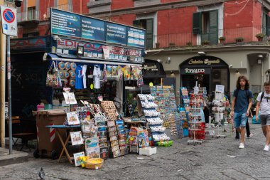 Napoli, İtalya. 27 Mayıs 2022. Napoli, İtalya 'daki Via dei Tribunali caddesinde hediyelik eşya büfesi