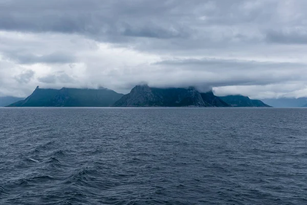 Skydekket Fjell Ved Kysten Nord Norge Dramatisk Sjømat Sommeren Norskehavet – stockfoto