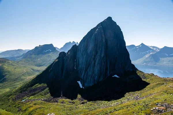 Cima Montaña Segla Desde Senja Noruega Día Soleado Verano —  Fotos de Stock