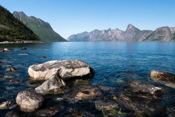 노르웨이 자에서 바라본 여름날이면 산봉우리들 — 스톡 사진