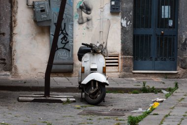 Napoli, İtalya. 27 Mayıs 2022. Napoli, İtalya 'nın yan sokağına park edilmiş eski beyaz Vespa scooter.