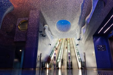 Napoli, İtalya. 27 Mayıs 2022. Toledo metro istasyonu içi. Uzun pozlama, alçak açı, yürüyen merdivendeki insanlarla çekim.