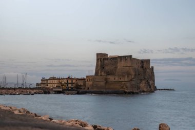 Castel dell 'Ovo, Napoli' deki Ovo Şatosu. Güzel bir yaz akşamında..