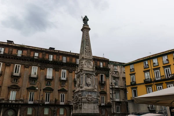 İtalya 'nın Napoli şehrinin tarihi merkezindeki üç anıtsal koldan biri olan San Domenico Kalesi.