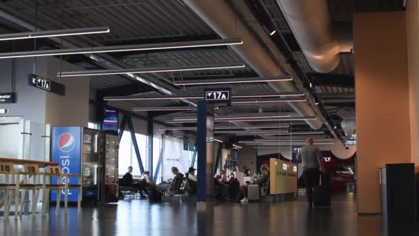 Vantaa Finland August 2022 Helsinki Airport Gate Area People Waiting — ストック動画