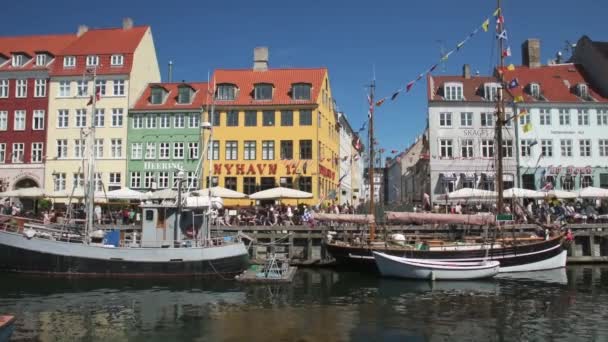 Copenhagen Denmark August 2022 Nyhavn Summer Day Ships Docked Tourists — Vídeos de Stock