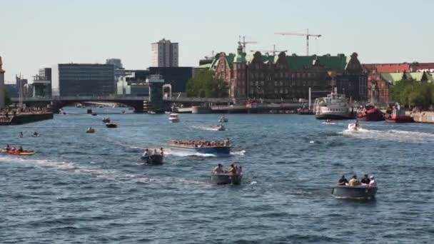 Copenhagen Denmark August 2022 Boats River Copenhagen Cityscape Background — Vídeo de Stock