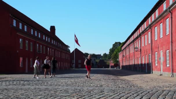 Copenhagen Denmark August 2022 Kastellet Early Morning Summer Couple Tourists — Vídeo de Stock