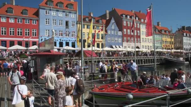 Copenhagen Denmark August 2022 Tourists Boarding Sightseeing Canal Cruise Boat — Stockvideo