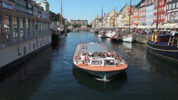 Copenhagen Denmark August 2022 Sightseeing Cruise Boat Carrying Tourists Nyhavn — Vídeo de stock