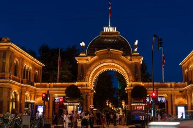 Kopenhag, Danimarka. 13 Ağustos 2022. Akşam saatlerinde Tivoli Bahçeleri 'nin giriş kapısı sokakta insanlarla dolu.