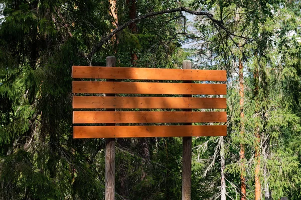 Çam Ormanında Tahtalı Boş Tahta Tabela — Stok fotoğraf