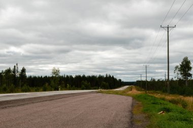 Yazın Finlandiya 'nın boş kır yolu, Otanmaki, Finlandiya