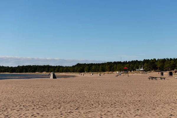 Yyteri Plaża Jesienią Jasnym Błękitnym Niebem Kilka Osób Spacerujących Plaży — Zdjęcie stockowe
