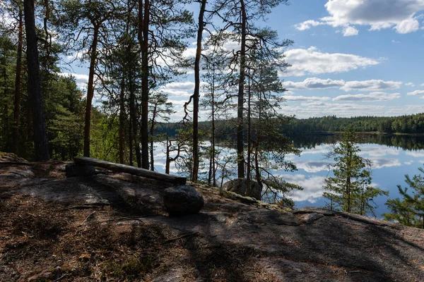Träplanka Placerad Klipporna Som Provisorisk Bänk Bredvid Ett Vackert Sjölandskap — Stockfoto