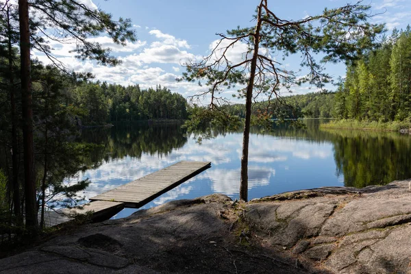 Finsk Sjöutsikt Landskap Med Träbrygga Sommaren Med Reflektion Över Sjön — Stockfoto