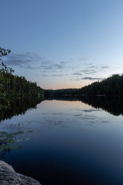 Finlandiya, Repovesi Ulusal Parkı 'nda sonbaharda güzel bir mavi saat göl manzarası