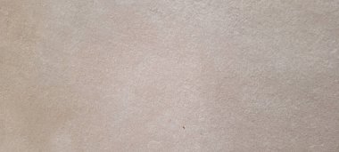 Koyu arkaplan, kırsal doku, gri ve yanmış çimento tonlarıyla.