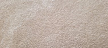 Koyu arkaplan, kırsal doku, gri ve yanmış çimento tonlarıyla.