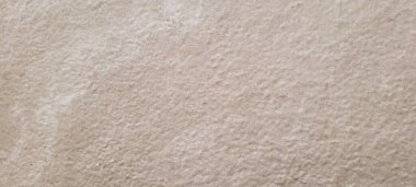 Koyu arkaplan, kırsal doku, gri ve yanmış çimento tonlarıyla.