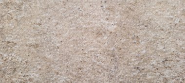 Koyu arkaplan, kırsal doku, gri ve yanmış çimento tonlarıyla.