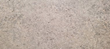 Koyu arkaplan, kırsal doku, gri ve yanmış çimento tonlarıyla.