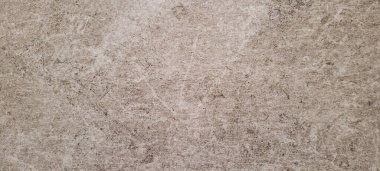 Koyu arkaplan, kırsal doku, gri ve yanmış çimento tonlarıyla.