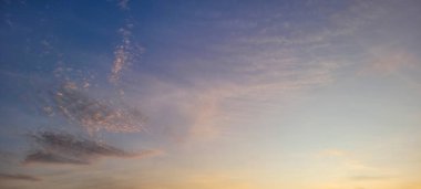 Brezilya 'da öğleden sonra koyu bulutlu renkli gökyüzü görüntüsü