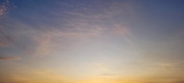 Brezilya 'da öğleden sonra koyu bulutlu renkli gökyüzü görüntüsü