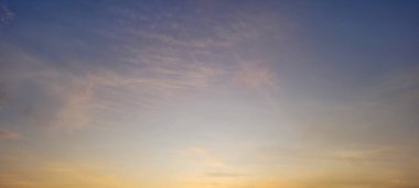 Brezilya 'da öğleden sonra koyu bulutlu renkli gökyüzü görüntüsü