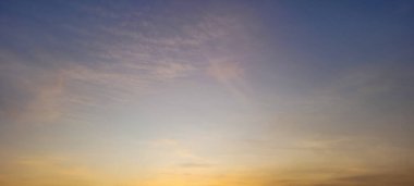 Brezilya 'da öğleden sonra koyu bulutlu renkli gökyüzü görüntüsü