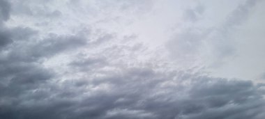 Brezilya 'da öğleden sonra koyu bulutlu renkli gökyüzü görüntüsü